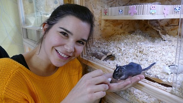 Ein Tag im Heim für Rennmäuse | Anna und Rennmaus-Dame Lakritz | Bild: BR / Text und Bild Medienproduktion GmbH & Co.KG