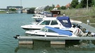 Motorboote liegen im Wasser | Bild: BR