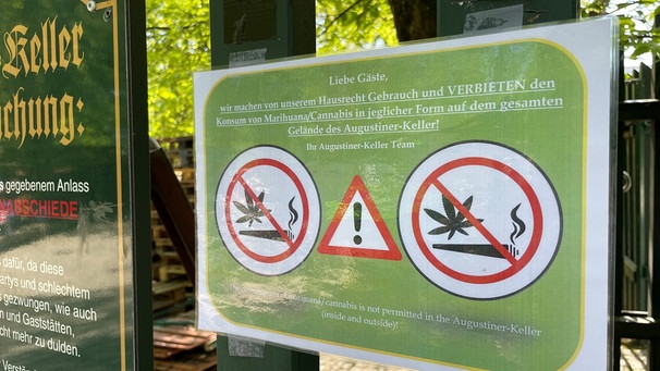 PRODUKTION - 09.04.2024, München: Am Augustiner-Keller in der Arnulfstraße in München verweist ein Schild auf das Hausrecht und untersagt damit den Konsum von Cannabis in jeglicher Form. Das betrifft auch den zugehörigen großen Biergarten. (zu dpa: Keks zur Maß: Brotzeit in Bayerns Biergärten mit Cannabis-Gebäck?) Foto: Simon Sachseder/dpa - ACHTUNG: Nur zur redaktionellen Verwendung im Zusammenhang mit der aktuellen Berichterstattung und nur mit vollständiger Nennung des vorstehenden Credits +++ dpa-Bildfunk +++ | Bild: dpa-Bildfunk/Simon Sachseder PRODUKTION - 09.04.2024, München: Am Augustiner-Keller in der Arnulfstraße in München verweist ein Schild auf das Hausrecht und untersagt damit den Konsum von Cannabis in jeglicher Form. Das betrifft auch den zugehörigen großen Biergarten. (zu dpa: Keks zur Maß: Brotzeit in Bayerns Biergärten mit Cannabis-Gebäck?) Foto: Simon Sachseder/dpa - ACHTUNG: Nur zur redaktionellen Verwendung im Zusammenhang mit der aktuellen Berichterstattung und nur mit vollständiger Nennung des vorstehenden Credits +++ dpa-Bildfunk +++ | Bild: dpa-Bildfunk/Simon Sachseder