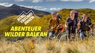 Die Bergfreundinnen Kaddi, Toni und Lisa wandern mit großen Rucksäcken durch die hügelige Berglandschaft des Balkan. | Bild: BR/Luis Vojtechovsky; Montage: BR/Alexandra Zolotykh