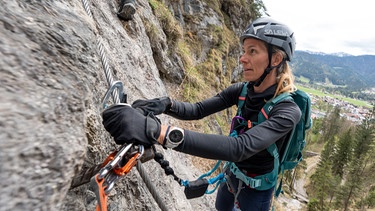 Bergsportlerin im Hausbachfall-Klettersteig | Bild: BR/Lukas Pilz