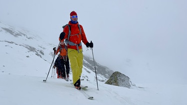Gruppe von Skitourengehern bei Schlechtwetter | Bild: BR/Michi Düchs