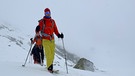 Gruppe von Skitourengehern bei Schlechtwetter | Bild: BR/Michi Düchs