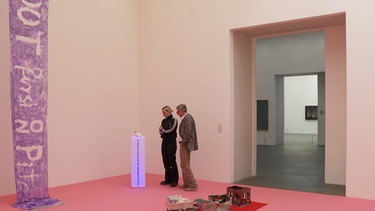 Die Künstlerin mit dem Museumskurator in der Ausstellung "Lucky Charm". | Bild: BR