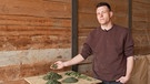 Phillip Then, der mit seinem Vater einen Ackerbau-Betrieb führt, erklärt, wie sie die Trockenheit mithilfe neues Saatgutes bewältigen wollen. | Bild: BR