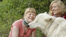 Wie böse ist der Wolf?| Paula schmust mit Wolf | Bild: BR | Text und Bild Medienproduktion GmbH & Co. KG
