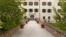 Versteckt hinter dem Marktplatz in Arnstorf befindet sich das Obere Schloss | Bild: BR