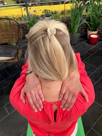 Nackenverspannungen mit Selbstmassage lösen: Hände im Nacken | Bild: BR