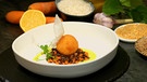 Parmesan-Arancini mit Karotten-Linsen und Bärlauch-Soße | Bild: BR