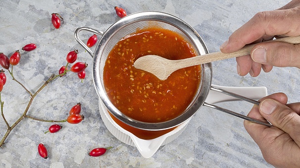 Hagebuttenmus wird für die Suppe aus Hagebutten benötigt. | Bild: picture alliance / blickwinkel/F. Hecker Hagebuttenmus wird für die Suppe aus Hagebutten benötigt. | Bild: picture alliance / blickwinkel/F. Hecker