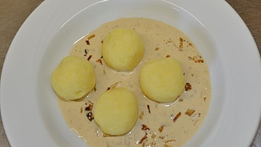 Heichebrögger-Bößchen mit Zwiebelsahnesoße | Bild: BR / Brigitte Hausner