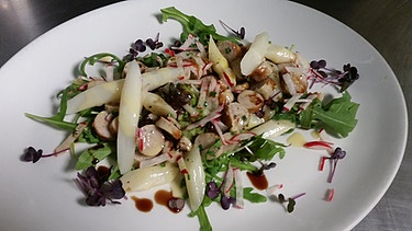 Bratwurstsalat mit Spargel | Bild: BR