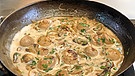 Weißwurst-Ragout mit Schwammerl: Kreative Weißwurstrezepte von Norbert Wittmann aus Neumarkt in der Oberpfalz | Bild: obs/neuDENKEN Media