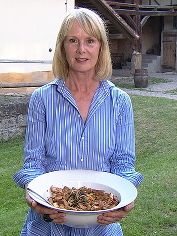 Judith Bauer-Bornemann mit gedünstetem Salat auf asiatische Weise | Bild: BR