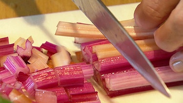 Die dicken Blattäste des Mangolds werden grob geschnitten. | Bild: BR