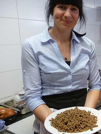 Stefanie Ihle mit einem Teller Leberspätzle | Bild: BR / Georg Bayerle