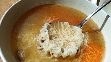 Eine Schüsell mit Entensuppe | Bild: BR / Paul Enghofer