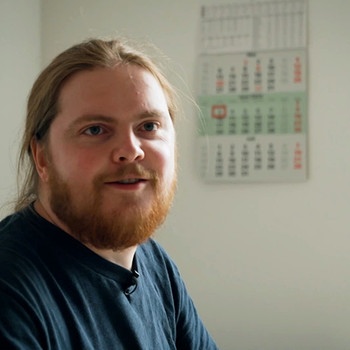 Joshua Berg, staatlich geprüfter Lebensmittelchemiker am Landeslabor Berlin-Brandenburg | Bild: BR/ Lissy Kölbner, Oliver Höpfner Joshua Berg, staatlich geprüfter Lebensmittelchemiker am Landeslabor Berlin-Brandenburg | Bild: BR/ Lissy Kölbner, Oliver Höpfner