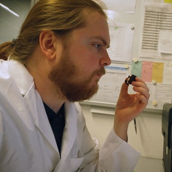 Joshua Berg, staatlich geprüfter Lebensmittelchemiker am Landeslabor Berlin-Brandenburg | Bild: BR/ Lissy Kölbner, Oliver Höpfner Joshua Berg, staatlich geprüfter Lebensmittelchemiker am Landeslabor Berlin-Brandenburg | Bild: BR/ Lissy Kölbner, Oliver Höpfner