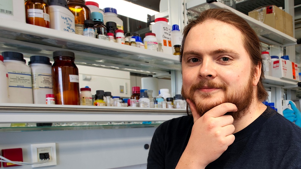 Joshua ist staatlich geprüfter Lebensmittelchemiker am Landeslabor Berlin-Brandenburg. Hast du Lust die Qualität und Zusammensetzung von Lebensmitteln zu analysieren und Verbraucher zu schützen? Dann wäre der Job als Lebensmittelchemiker vielleicht etwas für dich. | Bild: BR/ Lissy Kölbner, Oliver Höpfner  /picture alliance / dpa | Arno Burgi