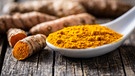 Zu sehen ist gemahlenes Kurkumapulver und die Wurzeln der Kurkumapflanze. Kurkuma könnt ihr nicht nur in Currys essen oder als goldene Milch trinken - es wird auch für medizinische Zwecke benutzt. Wie gesund ist der Kurkumainhaltsstoff Curcumin wirklich?  | Bild: picture alliance / Zoonar | JIRI HERA