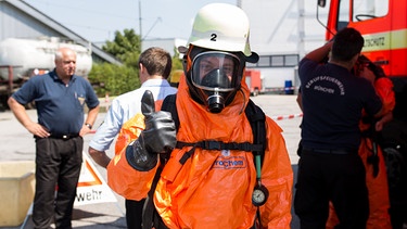 Der Gift-Check / Tobi bei einer Giftunfallübung mit der Feuerwehr München | Bild: BR | Megaherz GmbH | HF Hopfner