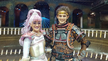 Der Rollschuh-Check / Julian mit Musicaldarstellerin Carla Pull enauf der Starlight-Express-Bühne. | Bild: BR / megaherz GmbH | Hans-Florian Hopfner 