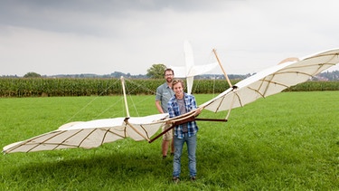Der Traum-vom-Fliegen-Check / Tobi mit Norman Bernschneider - Test des Otto Lilienthal Gleiters | Bild: BR / megaherz GmbH / Hopfner