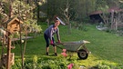Naturgärtnerin Martina Watzlowik in ihrem Garten-Paradies. | Bild: BR