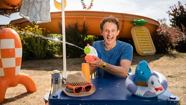 Der Sommer-Check | Abkühlung gefällig? Beim Sommer-Check kommt Julian ganz schön ins Schwitzen. | Bild: BR | megaherz gmbh | Hans-Florian Hopfner