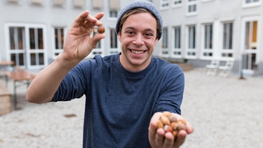 Der Nuss-Check / Tobi mit Haselnüssen | Bild: BR / megaherz GmbH / Florian HF Hopfner