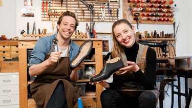 Der Schuh-Check | Checker Tobi und Schuhmacherin Luisa präsentieren die selbst gebauten Schuhe in der Schuhwerkstatt. | Bild: BR | megaherz gmbh | Hans-Florian Hopfner