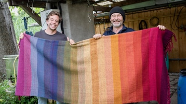 Der Stoffe-Check | Tobi (links) mit Patric, der weiß, wie aus Wolle Stoff wird. | Bild: BR | megaherz gmbh | Sarah Müller