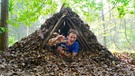 Überleben in der Natur | Checker Julian in einem selbstgebauten Unterschlupf. | Bild: BR | megaherz gmbh | Pius Neumaier