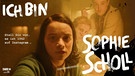 Hans Scholl (Max Hubacher), Sophie Scholl (Luna Wedler) und Alexander Schmorell (David Hugo Schmitz) arbeiten bis spät in die Nacht im Atelier: Luna Wedler spielt Sophie Scholl in dem Instagram-Projekt Sophie Scholl:
| Bild: SWR/Èdith Carron/Sommerhaus Film