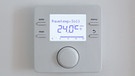 Raumthermostat mit Temperaturanzeige, die 24 Grad Celsius anzeigt. | Bild: BR/Vera Johannsen