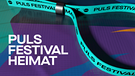 Titelbild PULS Festivalheimat: Ein türkises Festivalband auf buntem Hintergrund | Bild: BR/Dominik Wierl