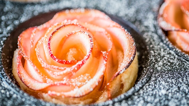 Blätterteigröschen in einem Muffinblech. | Bild: mauritius images Blätterteigröschen in einem Muffinblech. | Bild: mauritius images