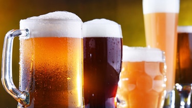 Nahaufnahme von verschiedenen Biergläsern mit unterschiedlichen Biersorten gefüllt. | Bild: stock.adobe.com/monticellllo