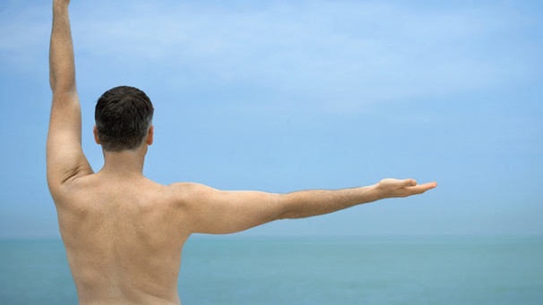 Tipps gegen Rückenschmerzen gibt das Gesundheitsgespräch - im Bild: Mann mit ausgeprägter Rückenmuskulatur beim Training | Bild: colourbox.com Tipps gegen Rückenschmerzen gibt das Gesundheitsgespräch - im Bild: Mann mit ausgeprägter Rückenmuskulatur beim Training | Bild: colourbox.com