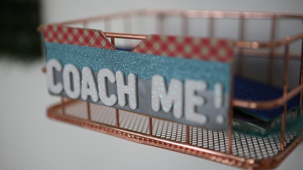 Ein Ablagekorb mit der Aufschrift "Coach me" | Bild: Tina Klopp Ein Ablagekorb mit der Aufschrift "Coach me" | Bild: Tina Klopp