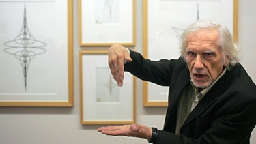 Zu sehen ist Herbert W. Franke in einer Galerie. | Bild: picture-alliance/dpa