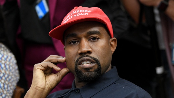 Photo of Artist Kanye West looks on in the Oval Office of the White House during a meeting with President Trump to discuss criminal justice system and prison reform on October 11, 2018 in Washington, DC. | Bild: picture alliance / abaca | Douliery Olivier/ABACA Photo of Artist Kanye West looks on in the Oval Office of the White House during a meeting with President Trump to discuss criminal justice system and prison reform on October 11, 2018 in Washington, DC. | Bild: picture alliance / abaca | Douliery Olivier/ABACA
