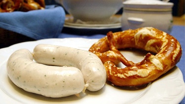 Zwei Weißwürste mit Brezn | Bild: picture-alliance/dpa